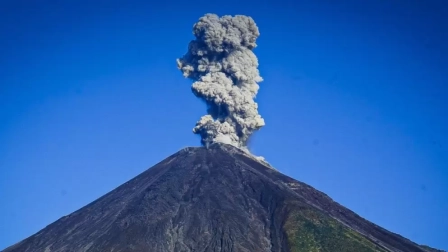 El volcán Reventador se encuentra activo desde 2022.