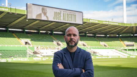José Alberto Arévalo es el entrenador de Racing de Santander, equipo en el que milita Jeremy Arévalo