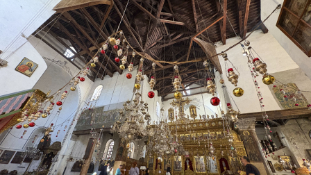 Adornos navideños en la Basílica de La Natividad. La ciudad palestina de Belén, en el sur de Cisjordania, prepara por primera vez en dos años las celebraciones navideñas.