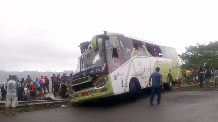 El bus perdió pista y quedó volcado en mitad de la vía, a la altura de Convento, en Manabí.