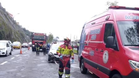 Ambulancias del Cuerpo de Bomberos de Quito llegaron para dar asistencia a los afectados.