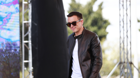 El Presidente Daniel Noboa durante un evento en el que se presentó el programa 'Casa U' en Riobamba.