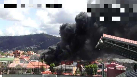 Un voraz incendio se registró en una distribuidora de plásticos de Cuenca este domingo 23 de noviembre.