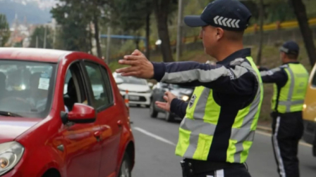 Agentes de la AMT controlan la restricción de Pico y Placa en Quito.