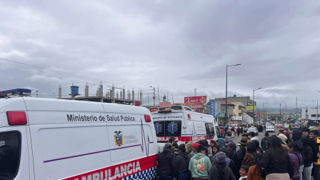 Cuatro personas resultaron heridas por la explosión de pirotecnia en un vehículo.
