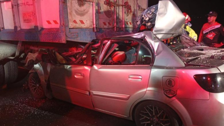 El vehículo en el que viajaban los policías chocó contra un camión en la vía Panamericana, en el cantón Balao.