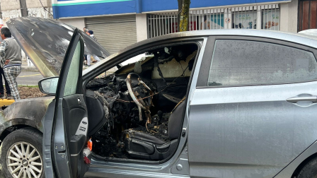 Un automóvil se incendió en el sur de Quito  y ocasionó cierres viales.