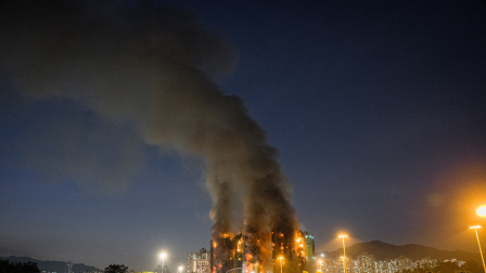 Edificios en Tai Po, Hong Kong, fueron consumidos por el fuego el 26 de noviembre de 2025.