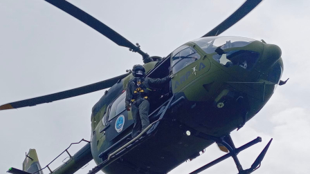 Aeronaves sobrevuelan Quito este miércoles 26 de noviembre de 2025 en medio de una ceremonia militar.