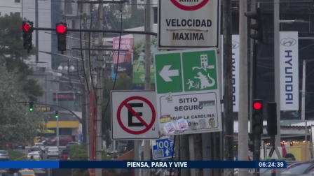 Además del exceso de velocidad, el irrespeto a las señales de tránsito continúa siendo una de las principales causas de siniestros viales. En un recorrido por las vías de Quito, se evidenció que muchos conductores desconocen incluso el significado de la señalética.

Un reportaje de Mishell Villacís