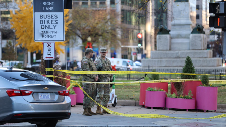 Miembros de la Guardia Nacional de Estados Unidos custodian este miércoles, cerca de la Casa Blanca en Washington (Estados Unidos).