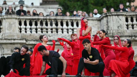 La Compañía Nacional de Danza de Italia actúa en las escalinatas de la Plaza de España, en Roma, el 25 de noviembre del 2025.
