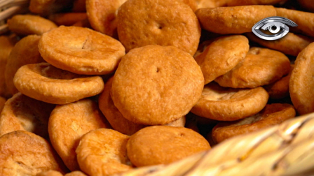 En Latacunga, las allullas aparecen como un guiño irresistible en cada esquina y mercado. Pequeñas, crujientes y doradas, guardan recetas que pasan de mano en mano. Su historia es un viaje sabroso que conecta familias, recuerdos y las ganas inmensas de que perduren en el tiempo.