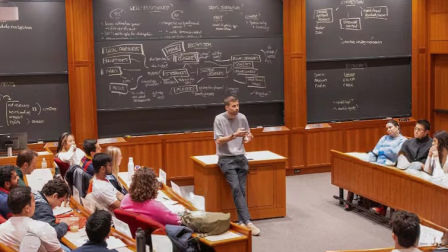 El exfutbolista Piqué impartiendo clases en la Universidad-