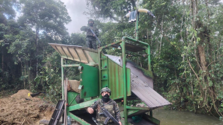 El Ejército de Ecuador compartió imágenes de la intervención en zonas de minería ile