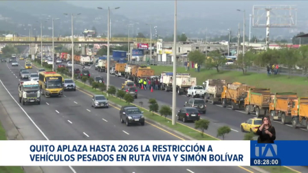 El Municipio de Quito decidió aplazar la restricción de circulación para vehículos pesados en la Ruta Viva y la avenida Simón Bolívar. La medida entrará en vigencia desde el 1 de enero de 2026, entre las 06h00 y las 10h00.

Un reportaje de Juan Miguel Rodríguez