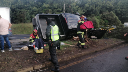 Una camioneta se volcó en la avenida Simón Bolívar, a la altura del Troje, la tarde de este viernes 28 de noviembre del 2025.
