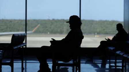 Personas esperan en el Aeropuerto Internacional Simón Bolívar este sábado 29 de noviembre