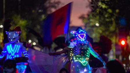 La alegría y las luces son protagonistas en la Mascarada Noctura