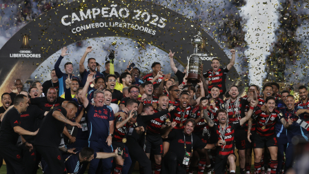 Flamengo celebra con el trofeo al ganar la Copa Libertadores en Lima (Perú).