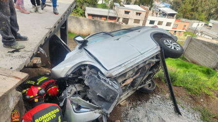 Un vehículo se volcó en el sector de San Juan de Conocoto, este domingo 30 de noviembre del 2025.