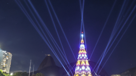 Árbol de navidad flotante en la Bahía de Guanabara, con 80 metros de altura y más de 2,3 millones de luces LED.