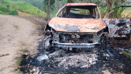 Un vehículo incinerado fue hallado en un vía de segundo orden en Manabí, este lunes 1 de diciembre del 2025.