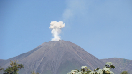 El volcán El Reventador se encuentra en un proceso eruptivo