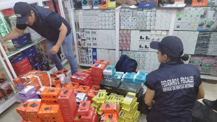 Inspectores del SRI realizaron un operativo en Guayaquil para decomisar dispositivos ilegales.