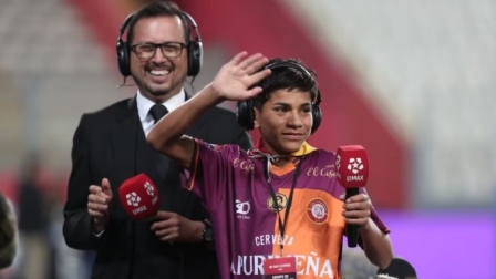 Pol Deportes, el niño que transmitió la final de la Copa Libertadores desde un cerro, ahora estuvo en el estadio en un partido de la Liga Peruana.