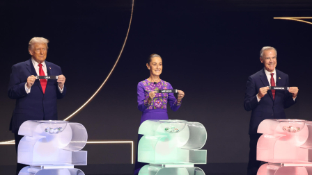 El presidente de Estados Unidos, Donald Trump (i), la presidenta de México, Claudia Sheinbaum (c), y el primer ministro de Canadá, Mark Carney, sostienen papeles con los nombres se sus países durante el sorteo del Mundial de Fútbol FIFA 2026 este viernes, en el Kennedy Center de Washington (Estados Unidos).