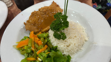 En la heladería San Agustín en Quito preparan una salsa de canelazo para acompañar los platos de sal.