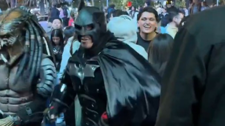 Uno de los momentos más curiosos de las fiestas de Quito, Batman bailando en Quito.