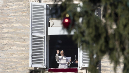 FOTODELDÍA - CIUDAD DEL VATICANO, 07/12/2025.- El Papa León XIV lidera el rezo del Ángelus desde la ventana de su oficina en la plaza de San Pedro en Ciudad del Vaticano. EFE/MASSIMO PERCOSSI