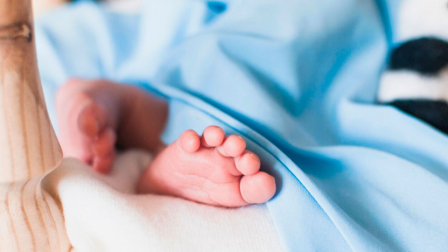 Una bebé de seis meses murió tras una serie de golpes de su padre.