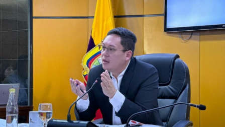 El alcalde de Cuenca, Christian Zamora, y la Contraloría General del Estado enfrentados por un informe por la compra de un auto.