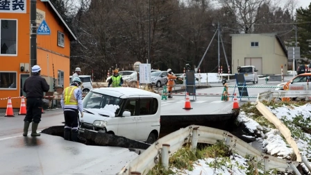 Carretera derrumbada en Tohoku, prefectura de Aomori, noreste de Japón, tras el terremoto.