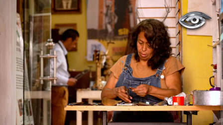 Martha mantiene vivo un oficio que marcó la infancia de muchas generaciones capitalinas. Sus manos transforman el metal. Hoy, entre recuerdos y latas, es la última guardiana de esta tradición en la Ronda.