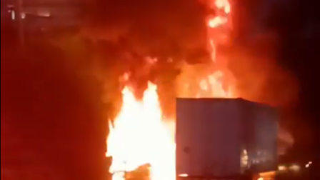 Un tráiler se incendia producto de un choque en el km 2 de la vía Alóag