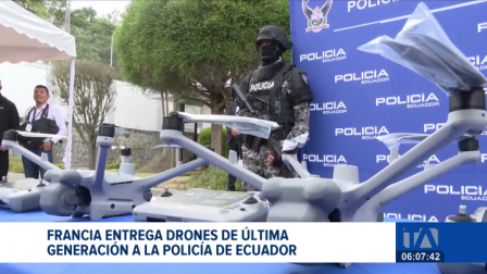 El gobierno de Francia entregó drones de última generación a la Policía Nacional de Ecuador. Estos dispositivos permiten rastrear rutas del narcotráfico y vigilar zonas críticas, un apoyo clave en medio de la creciente ola de violencia que enfrenta el país.

Un reportaje de Ismenia Solórzano