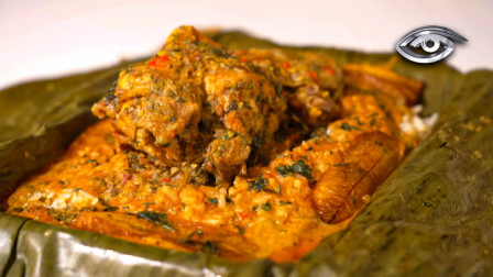 La Tonga es mucho más que comida envuelta en hojas: es una receta que guarda alma viajera y calor de hogar. Tras su apariencia modesta, despliega un festín de arroz suelto, plátano dorado, maní y jugosa proteína.