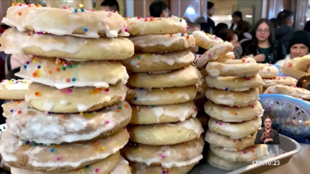 A propósito de la época navideña, aumenta el consumo de dulces y muchos padres se preguntan: ¿qué hacer con las fundas de caramelos que reciben sus hijos? Lo importante es consumirlos con moderación y de manera gradual.

Un reportaje de Stephany Paz