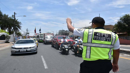Foto referencial de agentes de la Comisión de Tránsito de Ecuador.