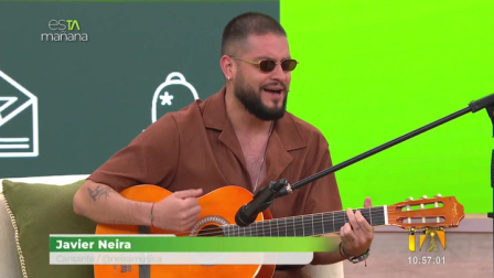 El cantante ecuatoriano se sienta en el sillón de los amigos y nos canta su himno de amor por el país: 'Vuelvo a nacer en Ecuador'