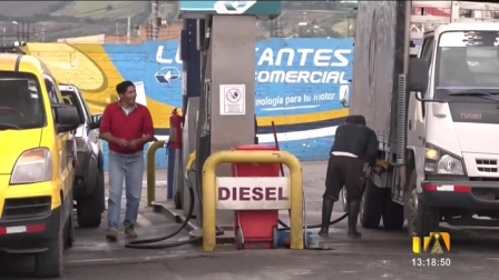 El presidente Daniel Noboa modificó, vía decreto ejecutivo, el cálculo para los precios de los combustibles en el país. Esto significa que los valores registrarán una leve reducción.

Un reportaje de Astrid Singre