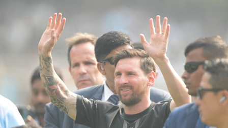 La ira de algunos aficionados, muchos de los cuales habían pagado más de 100 dólares, estalló en Calcuta