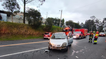 Un vehículo afectado en el siniestro de tránsito la tarde de este sábado.