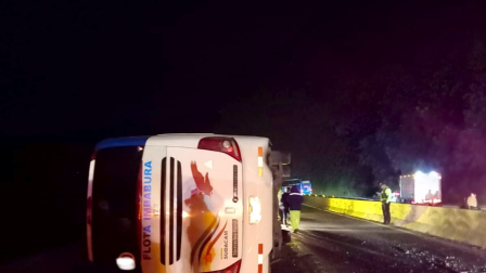 Un bus de la cooperativa Flota Imbabura terminó volcado en mitad de la vía.