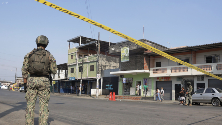 Militares y policías han desplegado operaciones para combatir la violencia y el crimen en Ecuador.