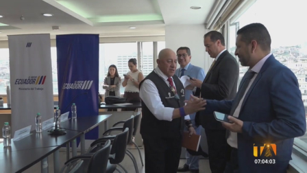 El nuevo Salario Básico Unificado para 2026 sube a 482 dólares, es decir 12 dólares más que la remuneración actual. El acuerdo se logró en consenso entre el Gobierno, empleadores y trabajadores, quienes analizaron el precio de la canasta básica y la realidad económica del país.

Un reportaje de María Fernanda Utreras